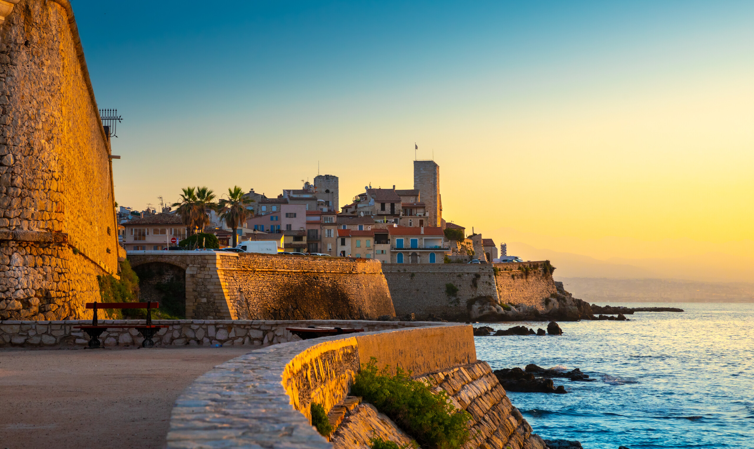 Historic,Center,Of,Antibes,,French,Riviera,,Provence,,France. LUXURY TRANSFER ON THE FRENCH RIVIERA