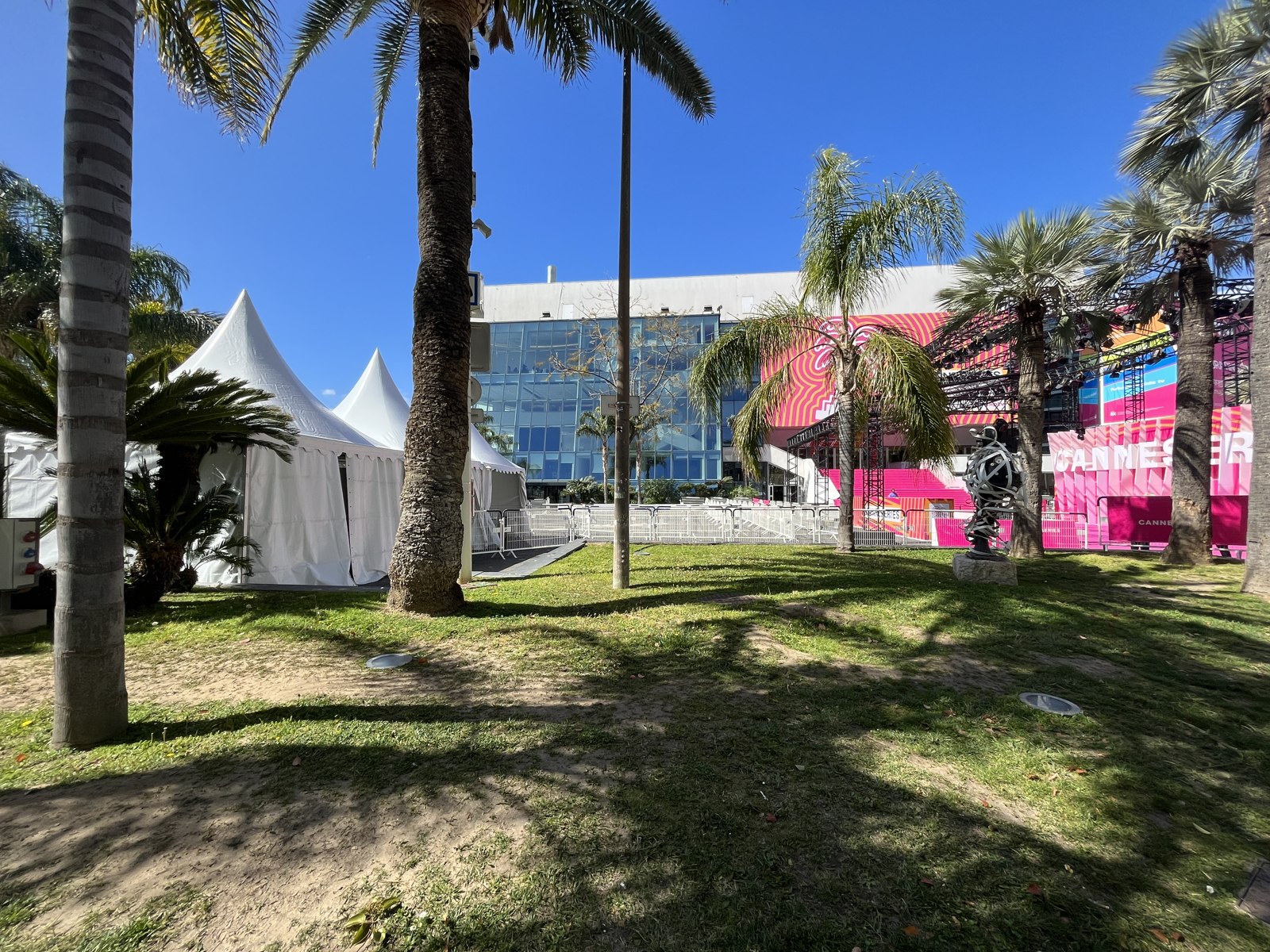 Сады перед Дворцом фестивалей во время CANNESERIES в апреле 2023 года