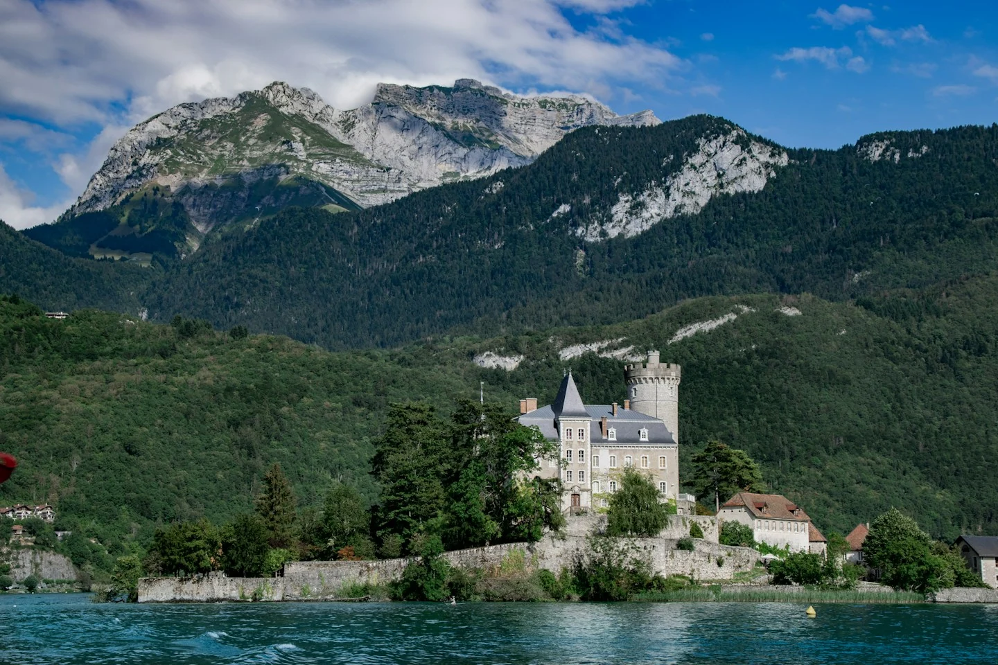 Le château de Duingt au bord du lac d’Annecy, devant les reliefs de la rive ouest