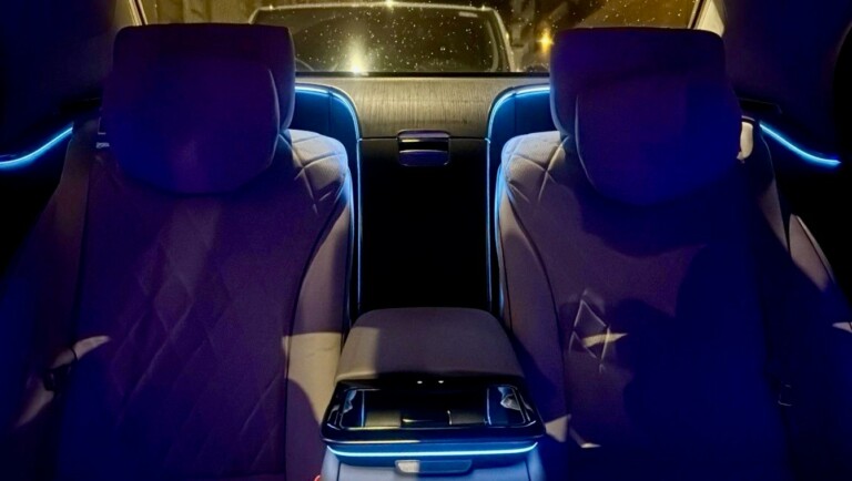 Habitacle arrière d’une Mercedes Classe S éclairé de bleu et violet