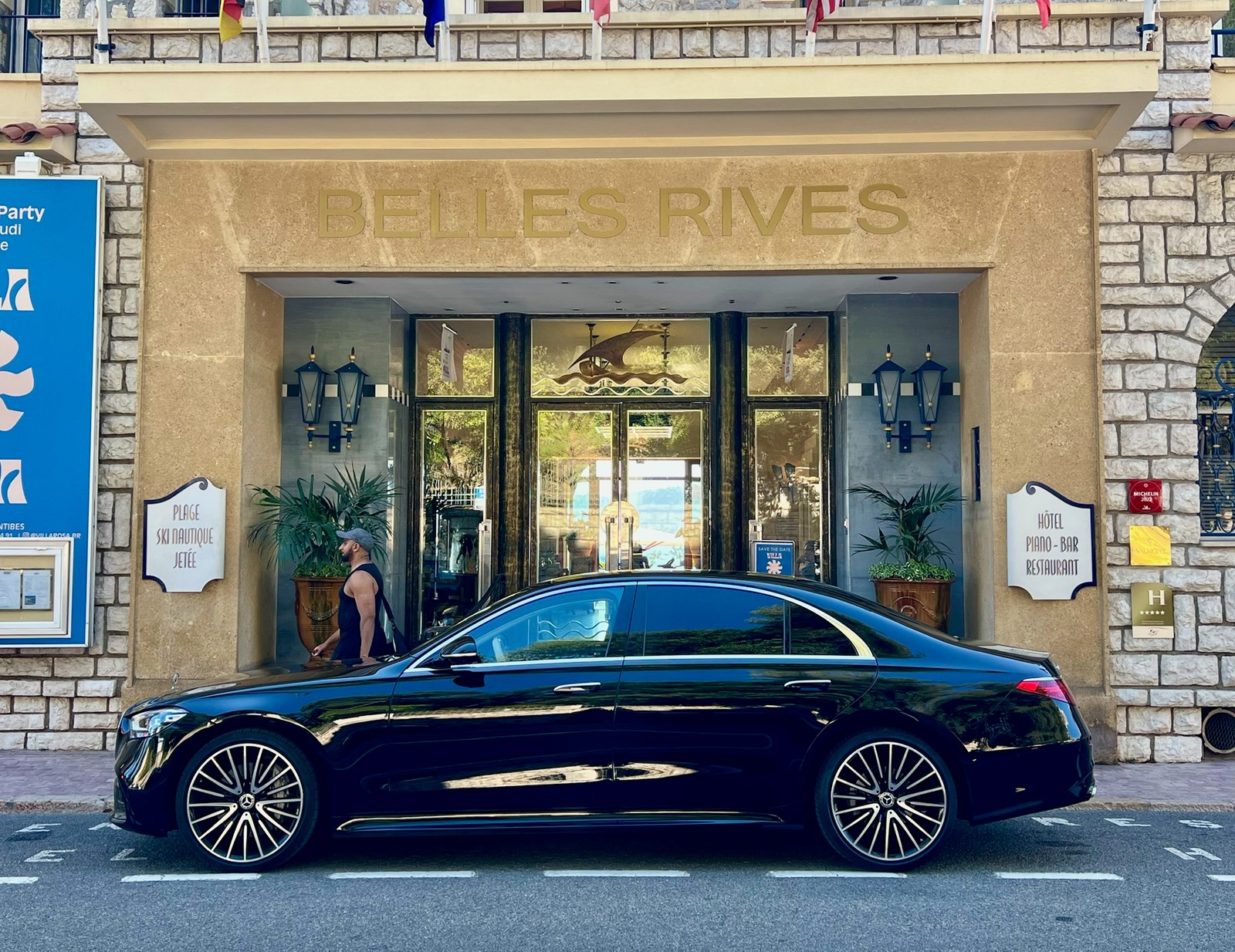 Чёрный Mercedes S-Class у входа в отель Belles Rives
