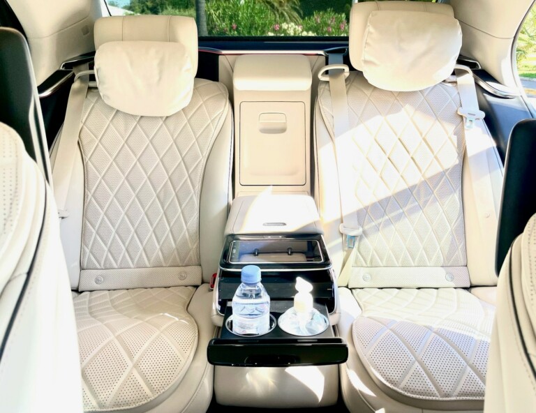 Sièges arrière en cuir clair d’une Mercedes Classe S
