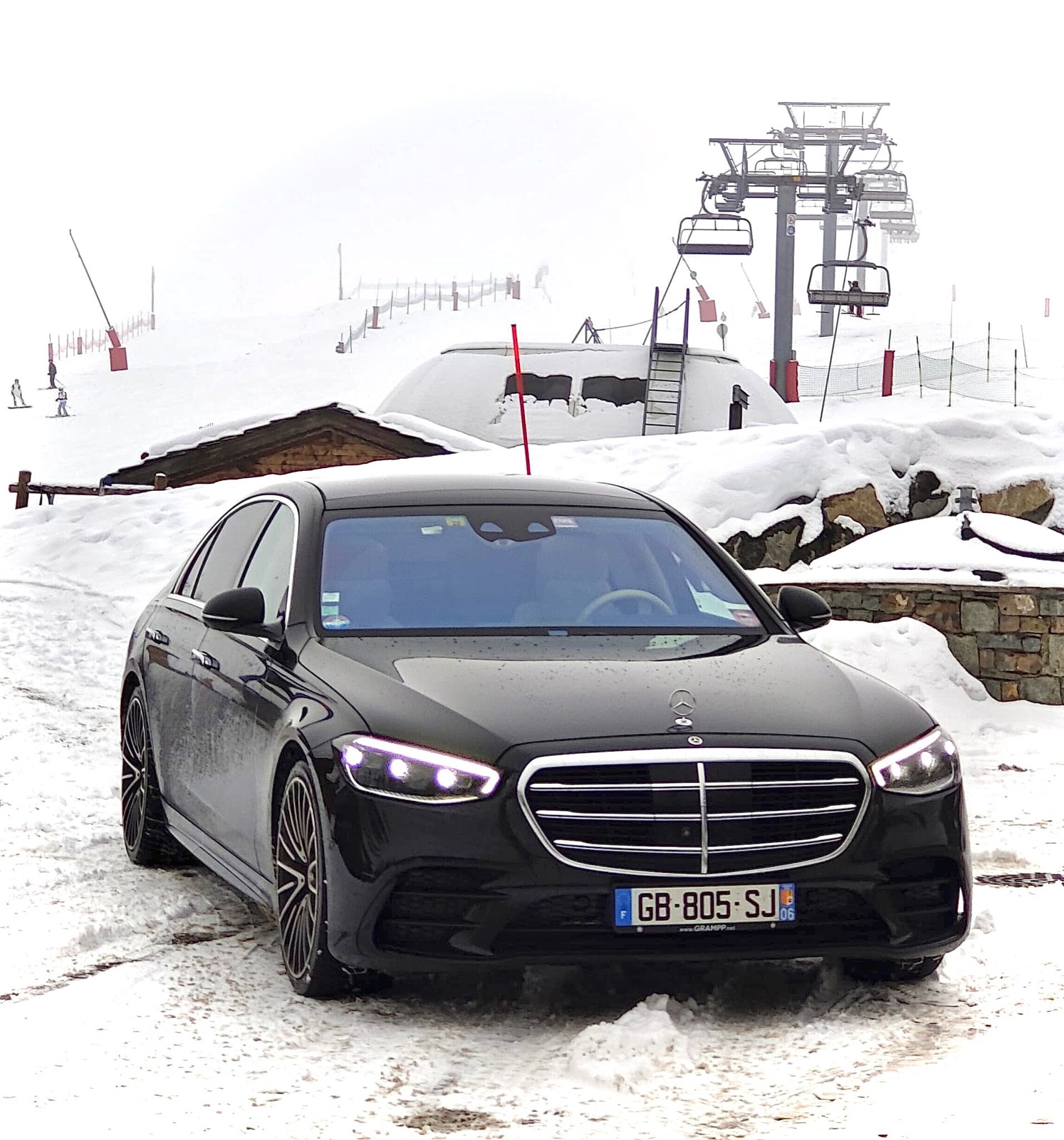 Чёрный Mercedes S-Class на заснеженном горном курорте