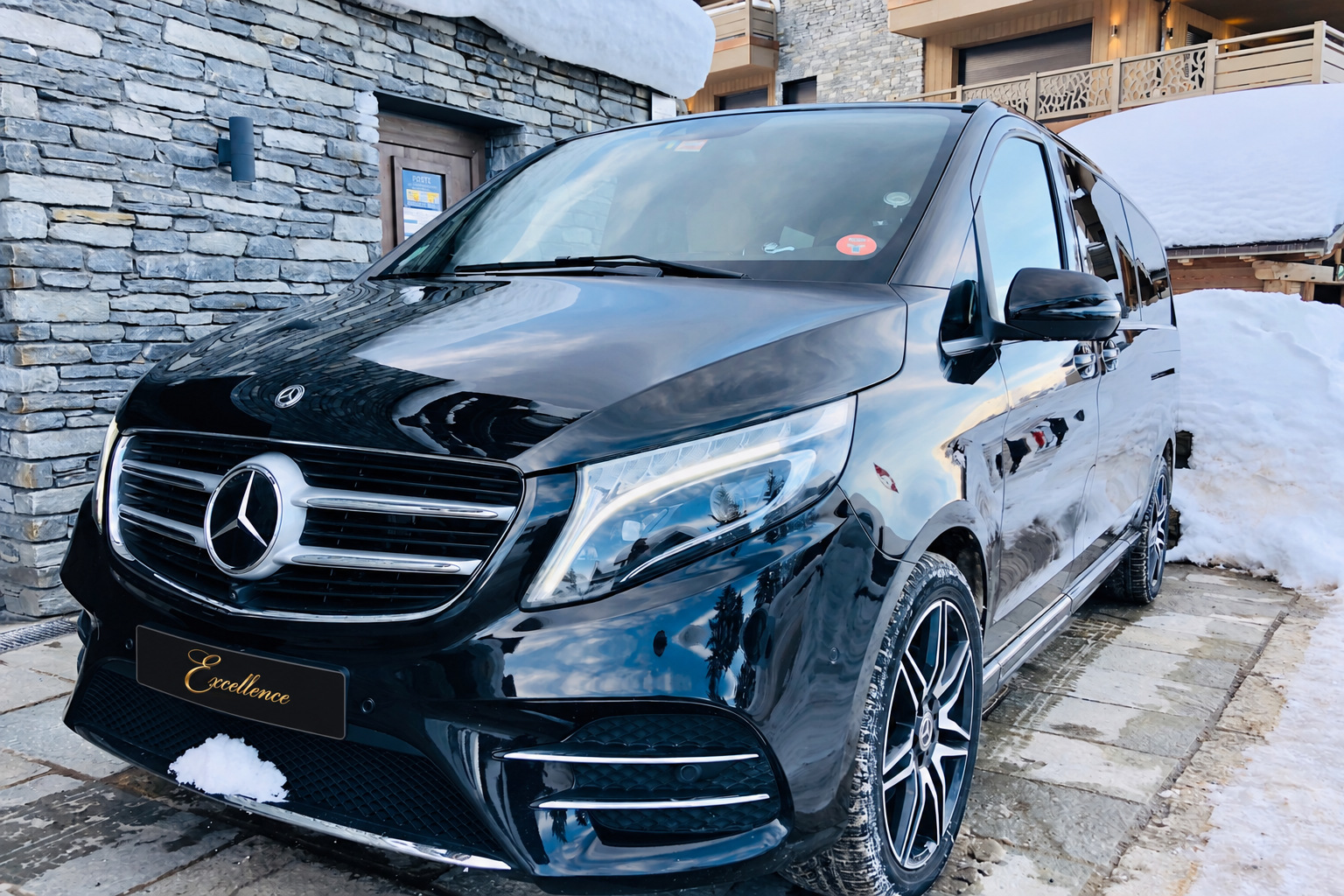 Чёрный Mercedes V-Class у заснеженного шале
