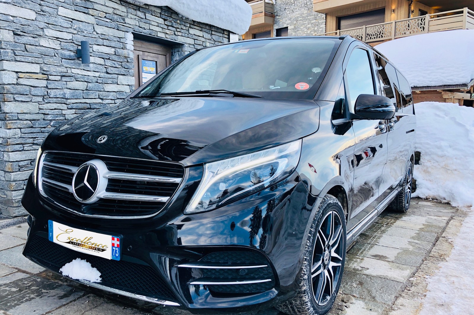 Чёрный Mercedes V-Class у заснеженного шале