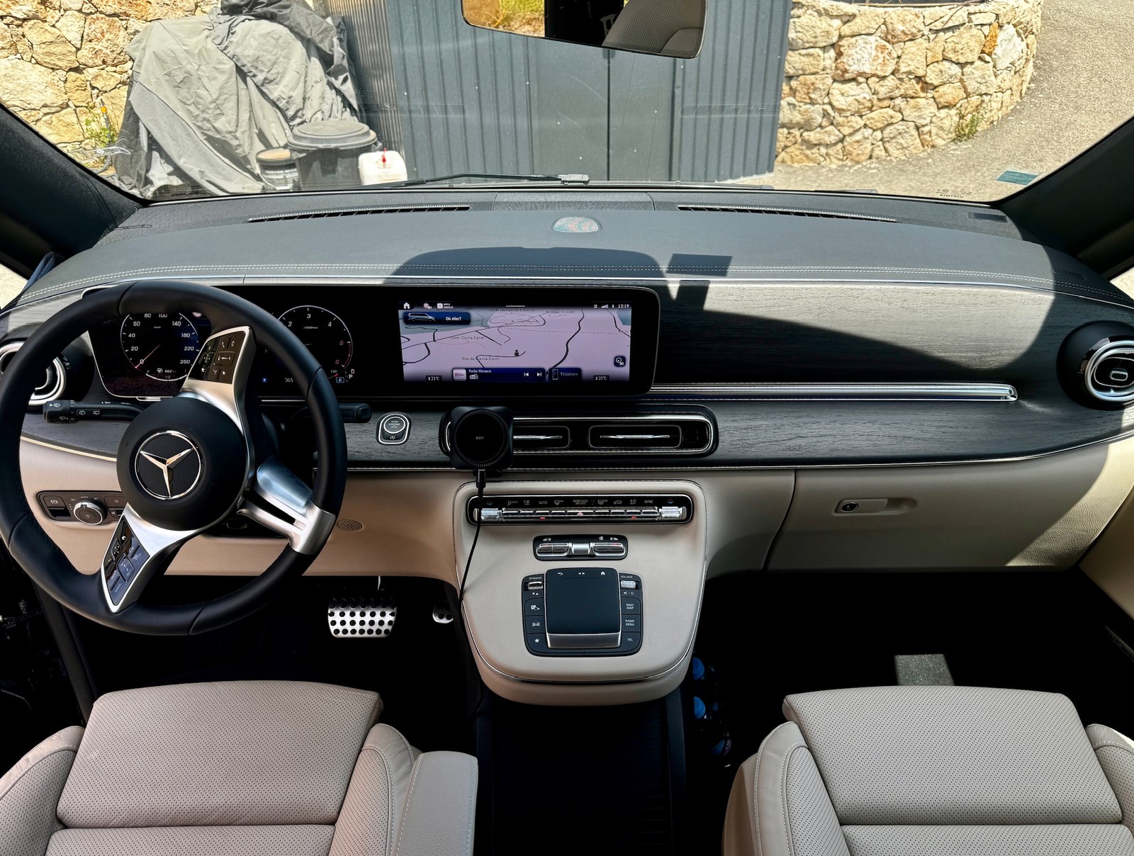 Tableau de bord et volant d’une Mercedes Classe V