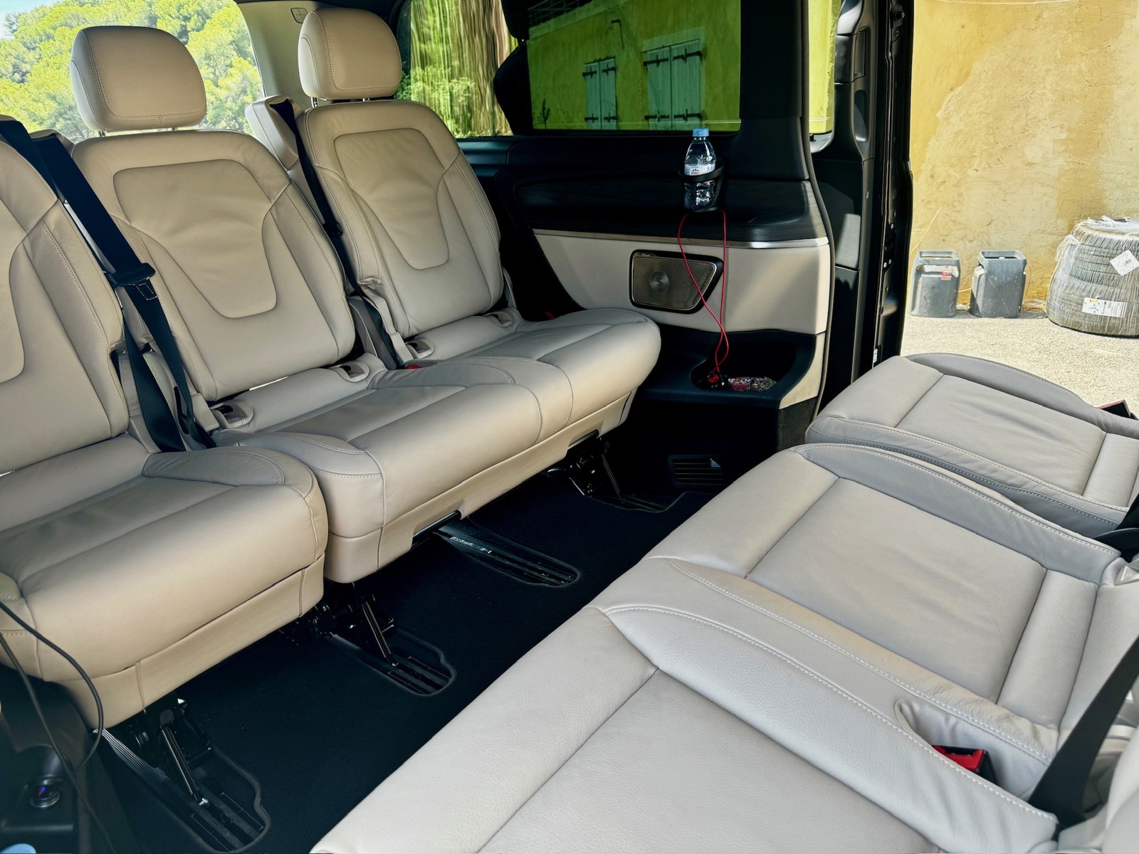 Sièges face à face en cuir clair dans une Mercedes Classe V