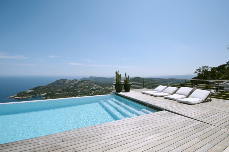 Piscine à débordement et terrasse avec vue sur la Méditerranée