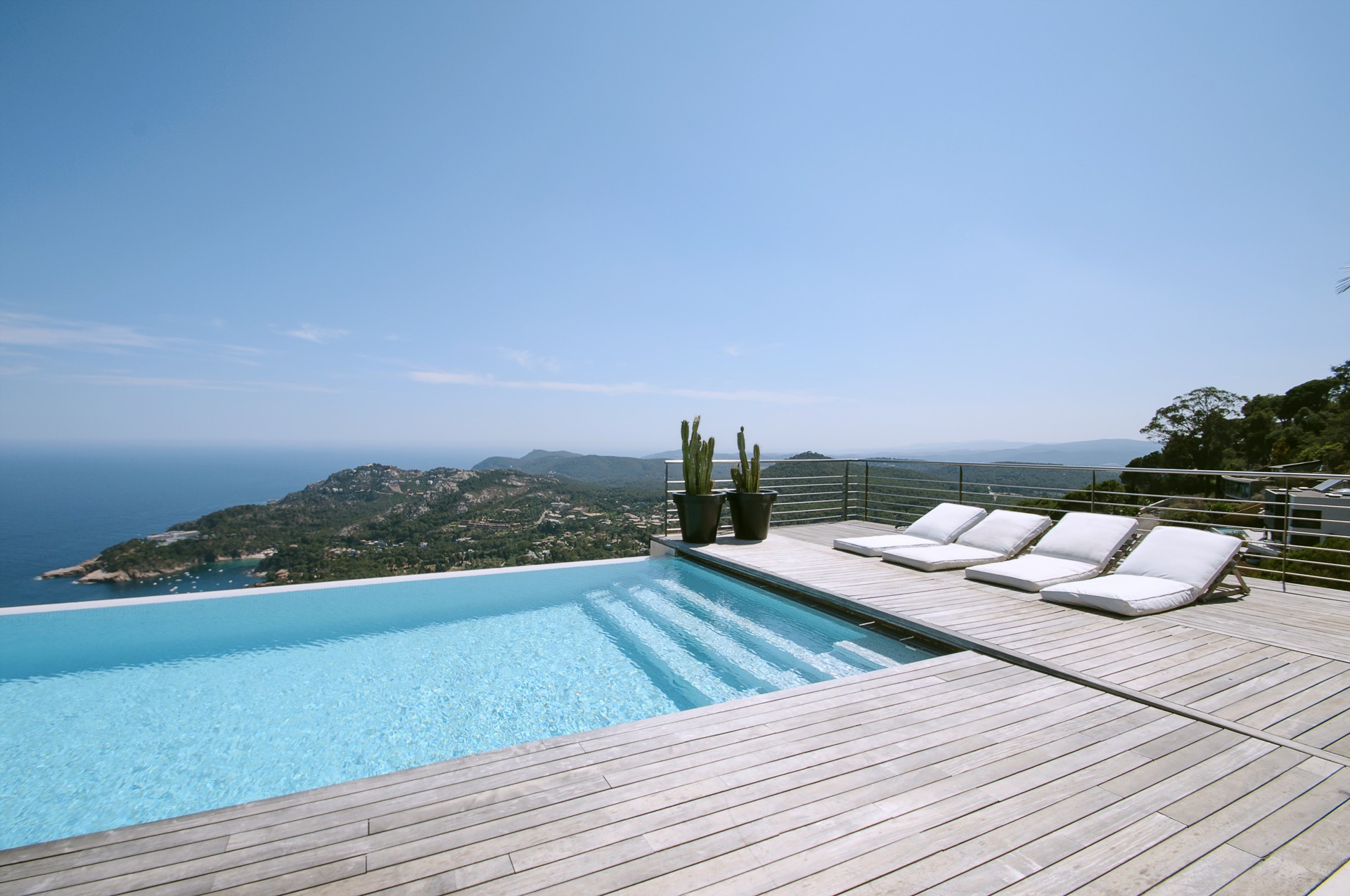 Infinitypool und Terrasse mit Blick auf das Mittelmeer