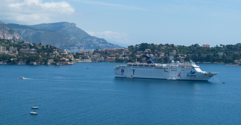 Paquebot de croisière au mouillage dans une baie de la Côte d’Azur
