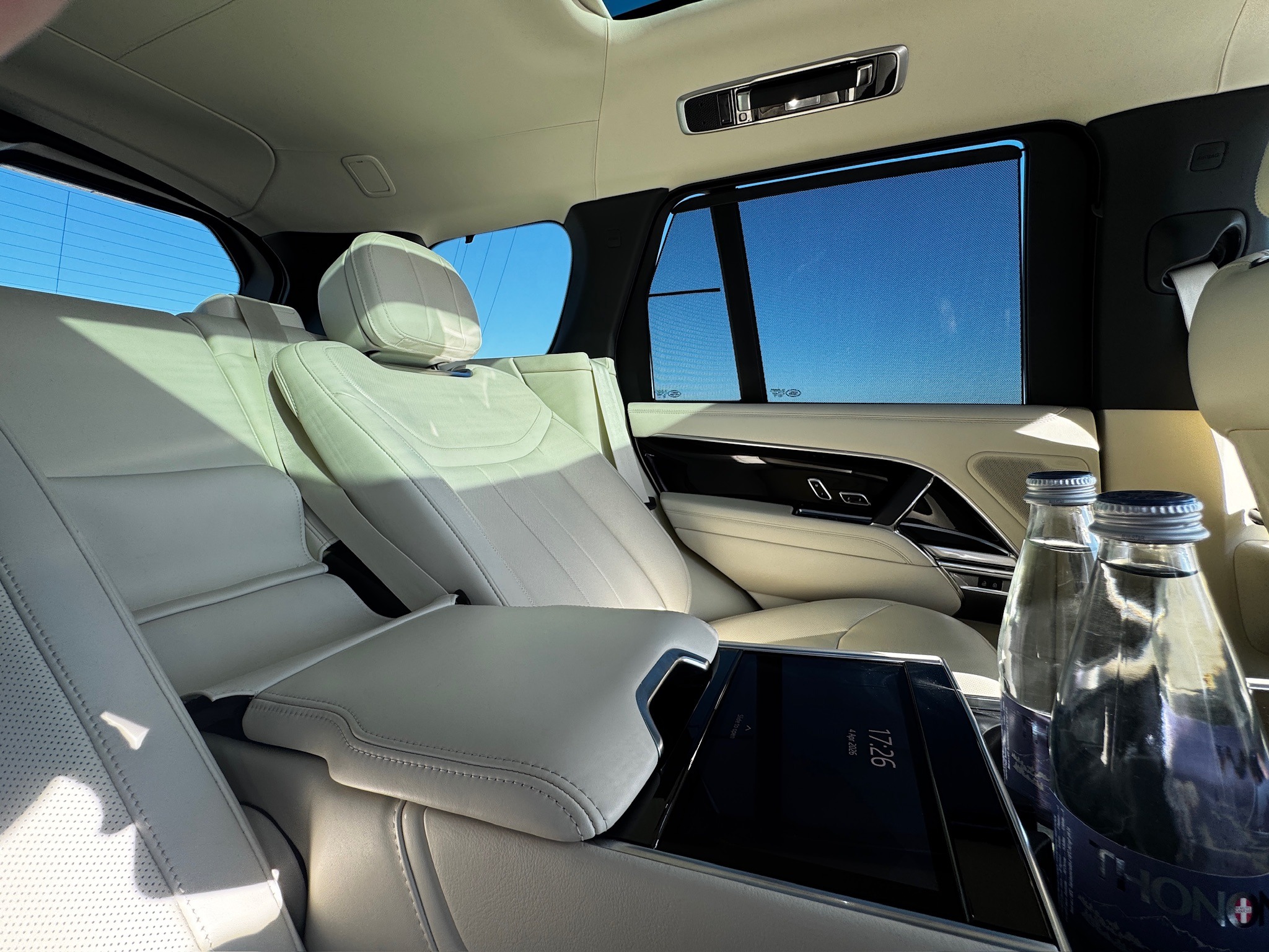 Intérieur clair du Range Rover avec sièges arrière et écran
