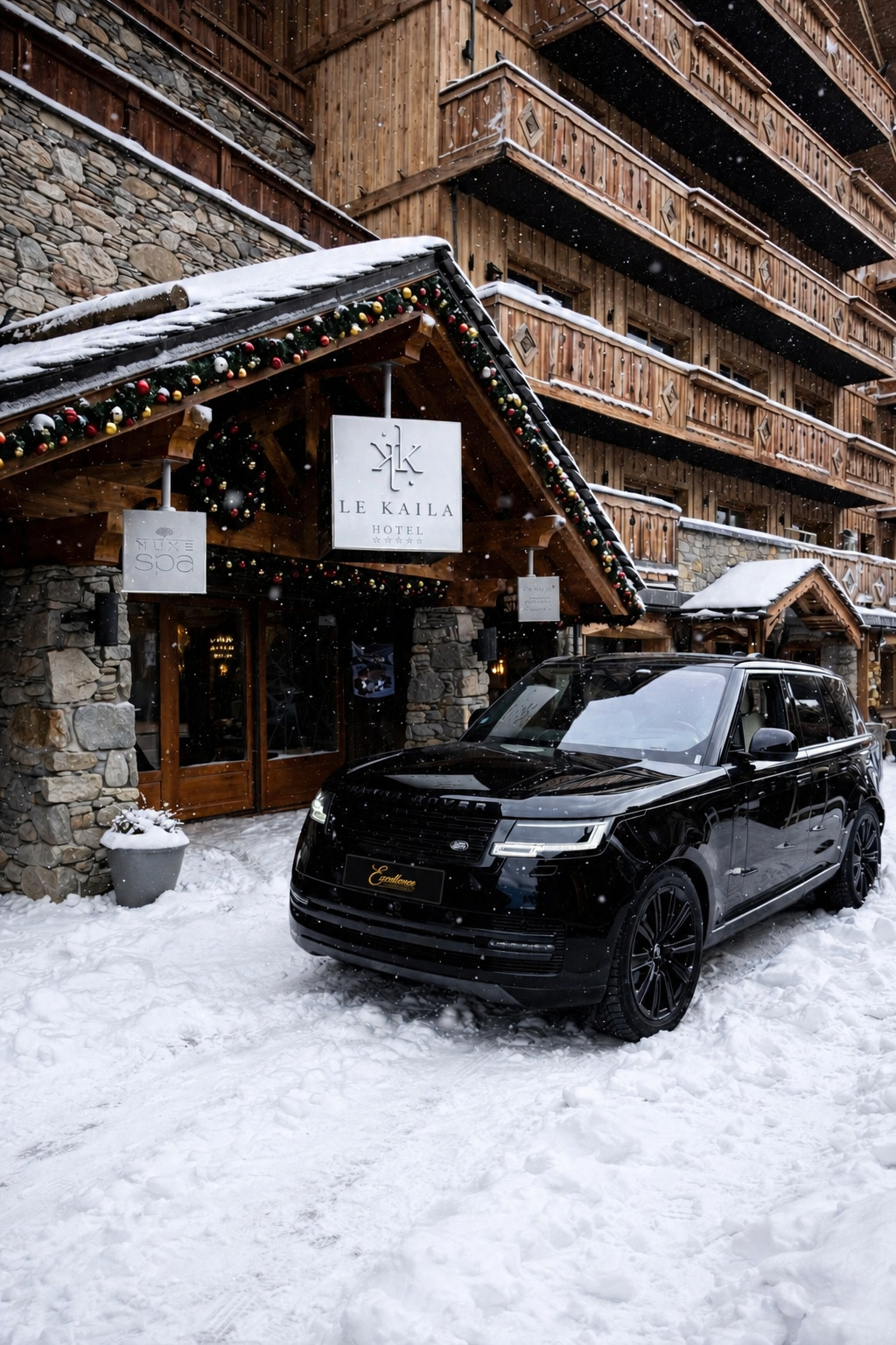 Чёрный Mercedes V-Класса у заснеженного шале в Альпах