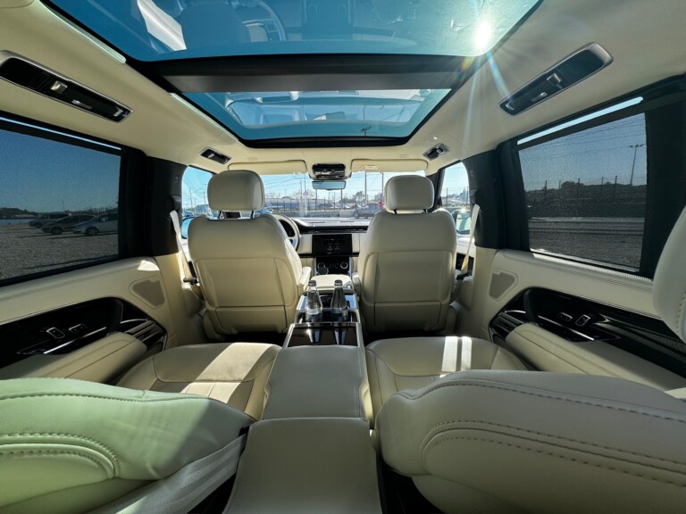 Habitacle clair d’un Range Rover avec toit panoramique