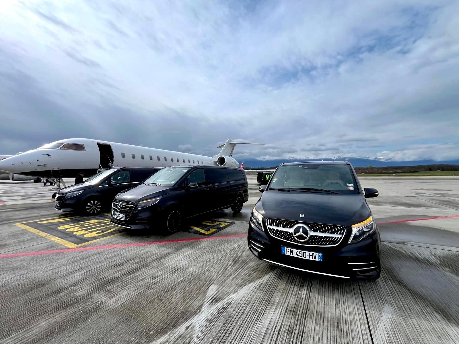 Три чёрных минивэна Mercedes V-Class рядом с частным самолётом