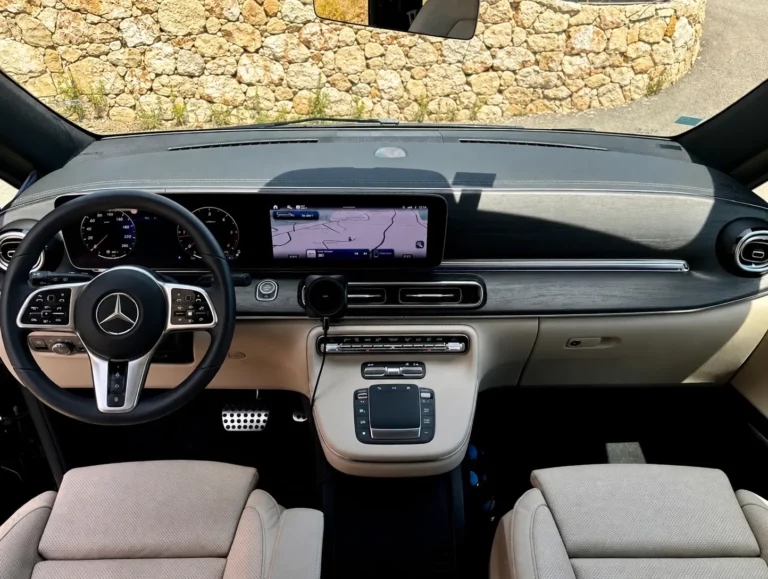 Tableau de bord et volant d’une Mercedes Classe V