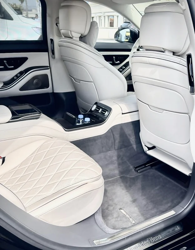 Habitacle beige d’une Mercedes Classe S de la flotte actuelle.