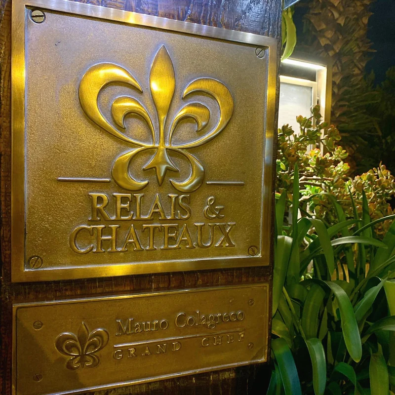 Enseigne Relais & Châteaux et plaque Mauro Colagreco photographiées à l’entrée du Mirazur en 2020.
